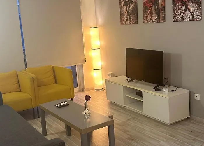 Апартаменти Near Finikoudes 15 Ларнака