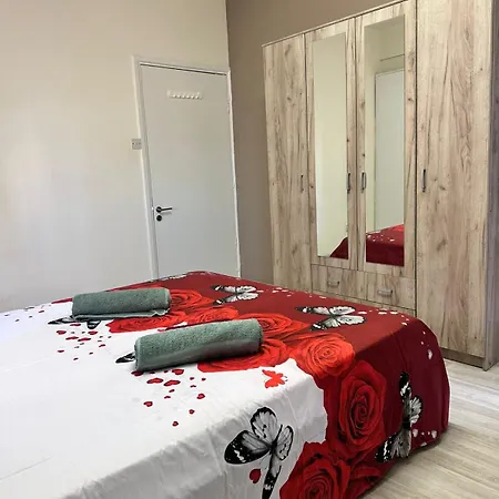 Near Finikoudes 15 Daire